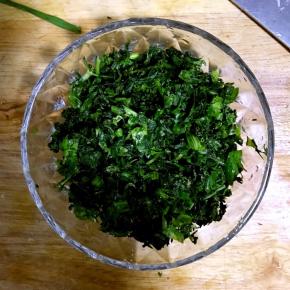 2.芹菜叶洗净，开水烫一下，攥干水份，切碎