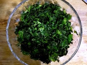 2.芹菜叶洗净，开水烫一下，攥干水份，切碎