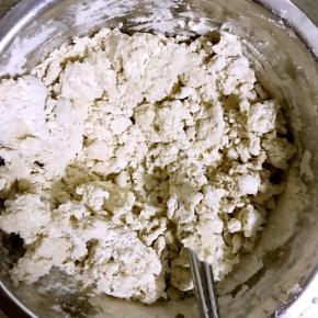 5.拌好馅料后再和面，否则面凉了，饺子不好包，面粉放入盆中，加入沸水，搅拌成颗粒状