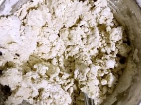 5.拌好馅料后再和面，否则面凉了，饺子不好包，面粉放入盆中，加入沸水，搅拌成颗粒状