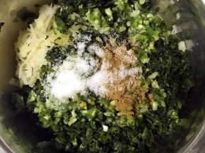 4.倒入芹菜叶，加入十三香，食用油，盐，生抽，香油等调料调匀