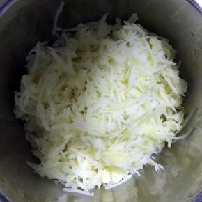 3.土豆蒸熟后，放到微凉时候擦丝