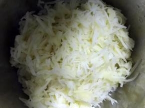 3.土豆蒸熟后，放到微凉时候擦丝