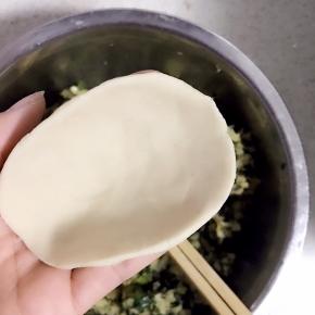 7.趁热取一块面，捏成面皮状，可以用擀面杖擀，但是我总感觉用手捏的更劲道，所以就费事些，手工捏