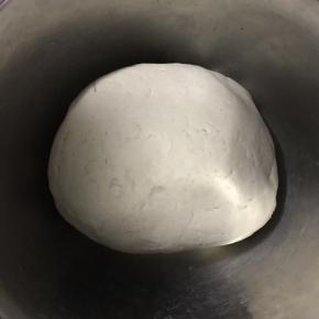 6.稍稍凉到手能承受的温度后揉成团，不要放到完全冷却再揉，否则面会越变越硬