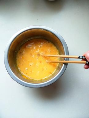 鸡蛋用筷子打散