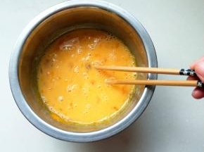 鸡蛋用筷子打散