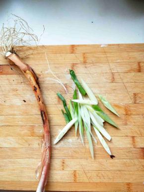 红葱洗干净切斜段