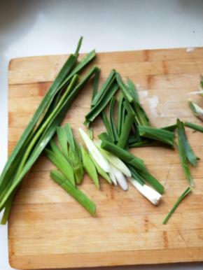 蒜苗洗干净切斜段