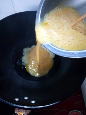 铁锅烧热，放入植物油，油温升起分次倒入鸡蛋