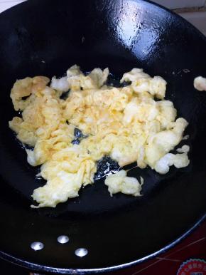 用筷子翻动煎散