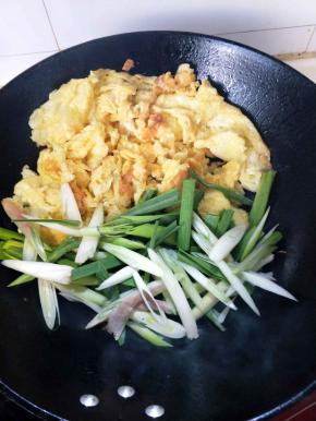 倒入双花继续翻炒