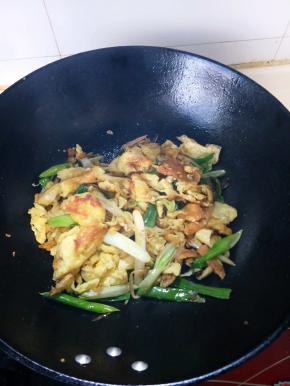 加入盐鸡精翻炒均匀即可。