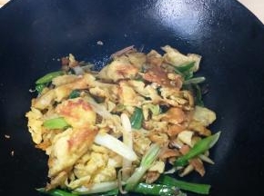 加入盐鸡精翻炒均匀即可。