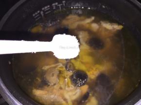 煲煮完成后加入适量盐调味