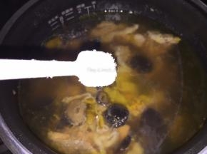煲煮完成后加入适量盐调味