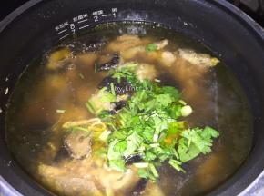 加入切好的香菜调味即可