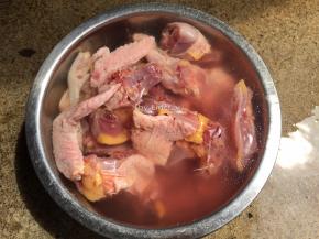 将鸽子洗去血水，切成小块（也可不切）