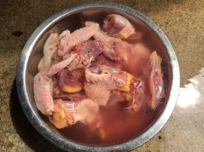 将鸽子洗去血水，切成小块（也可不切）