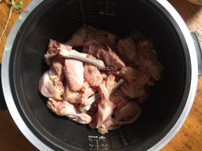 然后倒入电饭煲内胆中