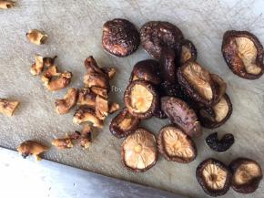 浸泡好的香菇去蒂待用