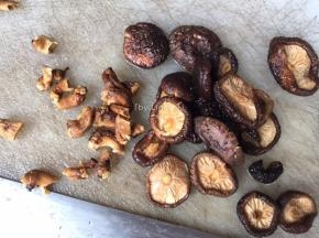 浸泡好的香菇去蒂待用