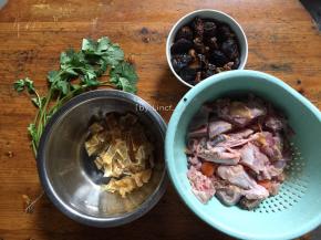 准备食材: 鸽子2只、鱼胶60g、香菇12朵、香菜2颗、盐适量、清水适量