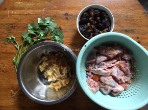 准备食材: 鸽子2只、鱼胶60g、香菇12朵、香菜2颗、盐适量、清水适量