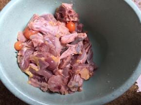 清洗好的鸽子倒去血水