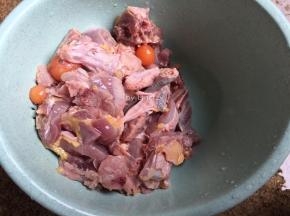 清洗好的鸽子倒去血水