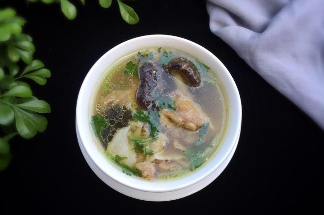 花胶炖鸽滋补汤