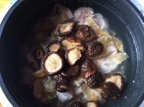 加入香菇，选择煲汤功能进行煲煮