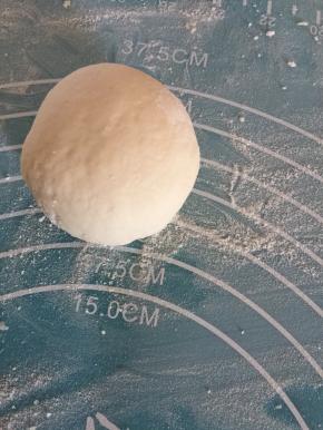 取出后加入面粉继续手揉排气