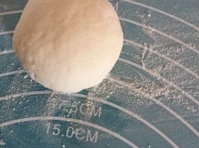 取出后加入面粉继续手揉排气