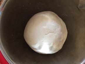 面包机和好后拿出，再手揉光滑成面团