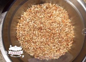 先所需食材:猪大骨、薏米、白米糖、清水

将薏米洗净，然后用清水先浸泡两个钟