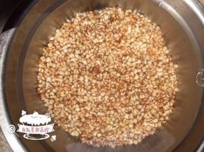 先所需食材:猪大骨、薏米、白米糖、清水

将薏米洗净，然后用清水先浸泡两个钟