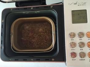 装入面包机，盖上面包机盖子