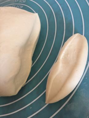 尽量揉到光滑没有气孔，切开无气孔