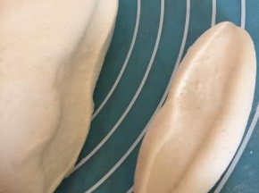 尽量揉到光滑没有气孔，切开无气孔