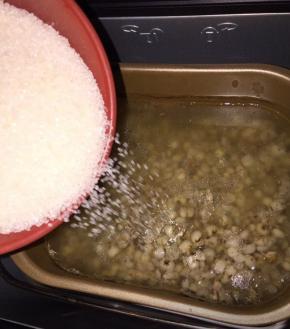 为使白糖充分融化，待倒计时约15分钟时，先暂停倒入适量白糖调味，再按启动继续