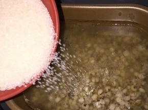 为使白糖充分融化，待倒计时约15分钟时，先暂停倒入适量白糖调味，再按启动继续