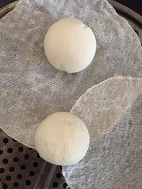 然后大火蒸开后转中火蒸约13分钟即可。关火后间隔几分钟再掀盖，以免回缩或裂开