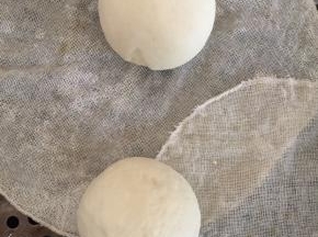 然后大火蒸开后转中火蒸约13分钟即可。关火后间隔几分钟再掀盖，以免回缩或裂开