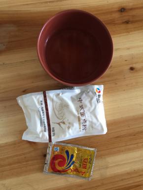 首先准备材料:面粉400g、温水200g、酵母4g