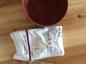 首先准备材料:面粉400g、温水200g、酵母4g