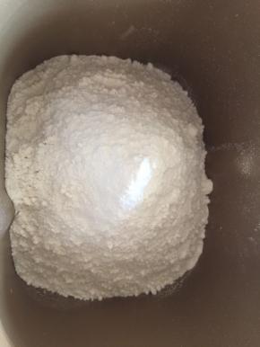 先将面粉倒入面包桶中