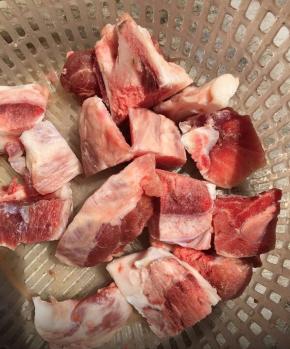 猪大骨洗净待用