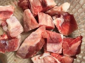 猪大骨洗净待用