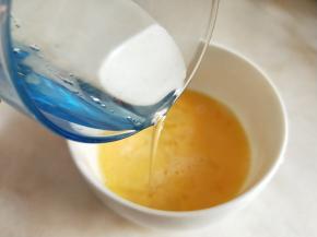 加入40克温水搅拌均匀。